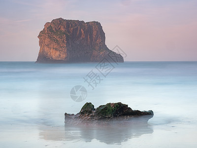 丰富多彩 长期接触暴露的沿海景观海浪海岸旅行风景海岸线石头旅游天空波浪海洋多岩石的高清图片素材