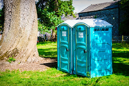 英国在外边活动的两间蓝色白色便携式厕所小屋建造披风绿色乡村塑料壁橱公园民众卫生生物图片