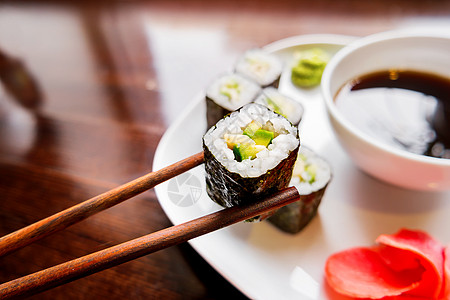 诺里海藻的卷子有鳄梨 咸姜和酱油 亚洲菜 传统菜 寿司美食盘子大豆海藻筷子食物海苔宏观图片