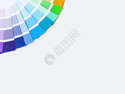 白色背景上的彩虹彩色板 带有复制空间的设计工具宏观打印设计师黄色卡片紫色绿色蓝色光谱背景图片
