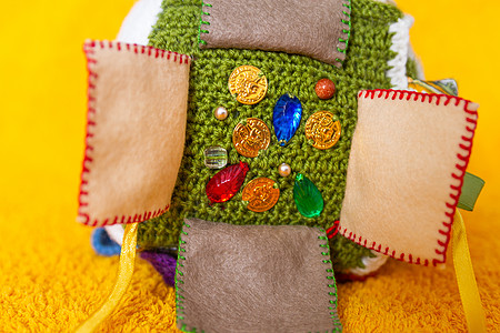 适合幼儿和婴儿的彩色手工玩具 忙碌的立方体 由织物制成的柔软婴儿积木 可培养技能和精细运动技能 塔吉立方体 蒙特梭利忙碌的玩具纺图片