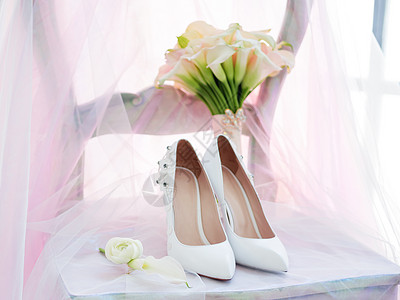 白鞋和带Calla百合的新娘花束 婚礼的细节庆典折叠粉色衣服胸花婚姻投标白色面纱配饰图片