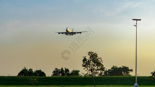 飞机灯商业航空公司 乘客飞机降落在位于伦敦的绿树上背景