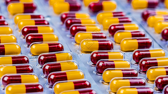 泡罩包装中的红黄色胶囊药丸 抗生素胶囊pi图片