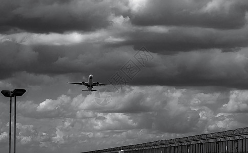 飞机降落在机场的黑色和白色飞机场景图片