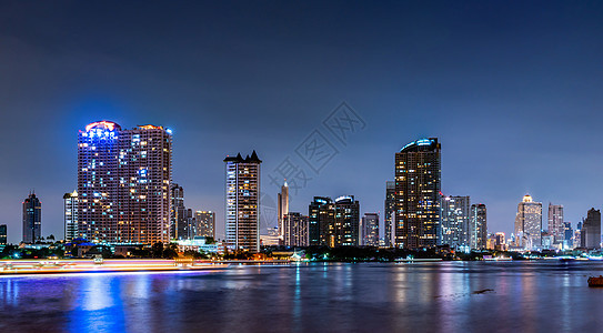 现代建筑的城市风景 在夜里靠近河边蓝色商业摩天大楼反射建筑学地标酒店住宅天空财产图片