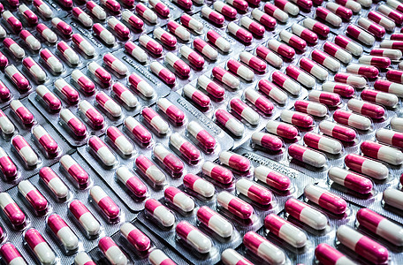 泡罩包装中的粉红色白色抗生素胶囊丸 抗生素制药生产处方胶囊市场止痛药抗菌剂禁忌症水疱产品图片
