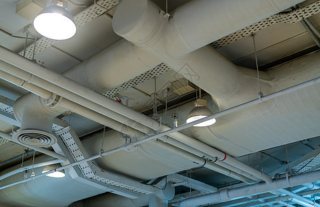 商场的通风管道 电线和管道 空调管天花板护发素工程建筑状况发泄电缆冷却安装力量背景图片