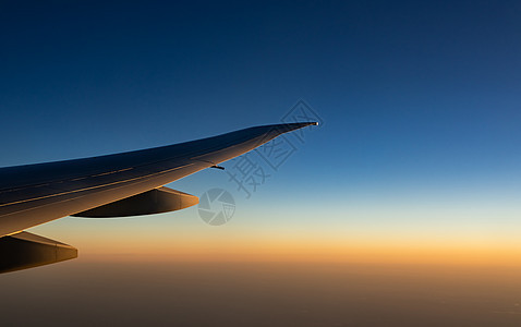 空中飞机在蓝天飞翔 风景优美空气航空太阳紫色运输天堂天空窗户假期天际图片