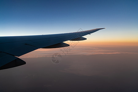 空中飞机在蓝天飞翔 风景优美阳光天堂天空航空公司喷射翅膀天线橙子地球技术图片
