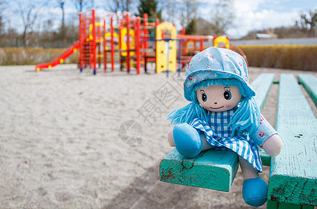 被遗忘的玩具娃娃 在空的隔离操场上警告游乐场卫生公园孩子保健风险警报危险儿童背景
