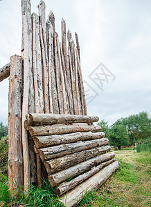 粗糙的旧木栅栏土地材料击剑控制板乡村风化木材障碍隐私农村图片