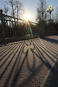 公园桥路 配有卫兵太阳光影图片