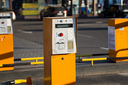 停车场的停泊车门票机在餐饮店时间仪表金属运输街道公园设施展示民众车辆图片