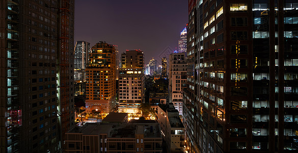 曼谷晚上的摩天大楼 曼谷市中心的繁忙地区图片