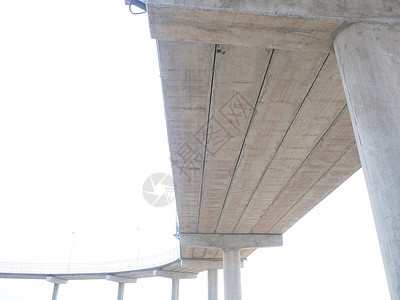 在天空抽象背景上高飞过天体高架立交桥过境城市基础设施交通路线日光柱子运输图片