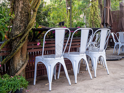 园圃的草坪上 有桌椅和椅子绿色木头家具草地座位桌子花园植物露台叶子图片