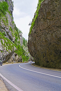 穿过山峡的公路图片