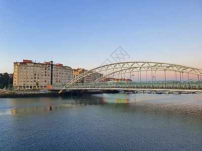 Lerez河上的现代拱桥图片