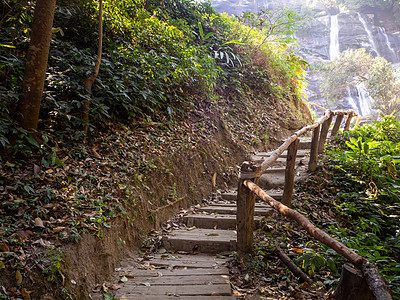 山上走道的老石阶梯楼梯爬坡木头风景植物石头叶子旅行森林花园图片