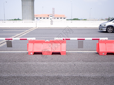 现代城市街道上的塑料路障栅栏建造地面交通事故运输危险障碍注意力警告边界图片