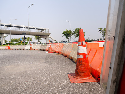 现代城市街道上的塑料路障栅栏地面橙子沥青汽车条纹碰撞交通工作邮政警告图片