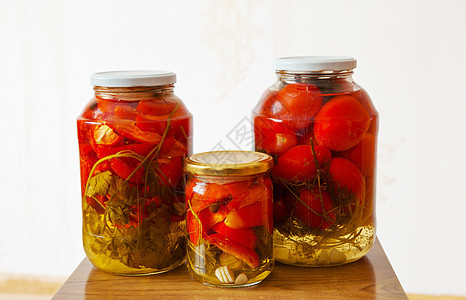 3个装有自制番茄的玻璃罐蔬菜食物小吃红色绿色玻璃桌子香料罐装罐子背景图片