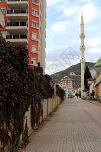 住宅在阿兰雅市的街道上和清真寺背景上的墙壁上围着过长的住宅图片