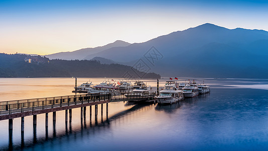 日出时在台湾南图太阳月湖太阳场景旅游晴天公园港口反射风景阳光假期图片