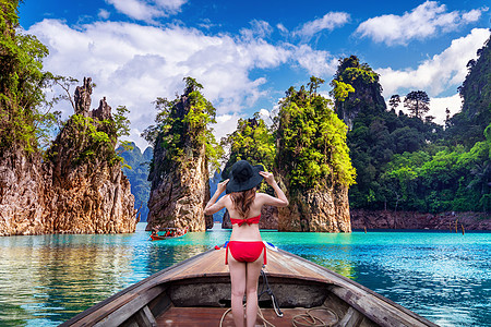泰国苏拉特萨尼省肖索克国家公园山的美少女站在船上望山旅游女孩游客场景山脉天空女士王宫闲暇假期图片