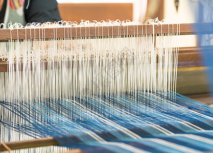 将丝棉编织在手工木质织布上织物材料技术纺织品工艺工厂工人棉布羊毛织机图片