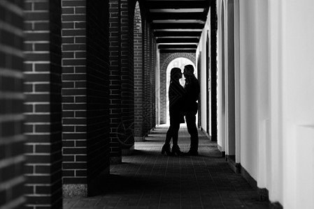 幸福快乐的男男女女在旧欧元旅游街道上行走皮革黑色旅游城市夹克港口旅行正方形夫妻晴天图片