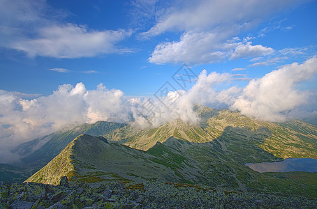 有云的夏日顶峰图片