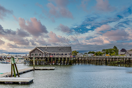 木材码头上的海食品餐馆图片