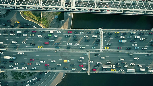 许多汽车的桥路汽车交通空中顶视图 交通概念运输沥青街道建造卡车天空城市高架景观天线图片