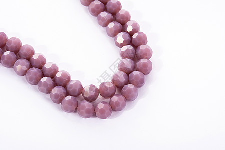 白色背景上美丽的浅紫色玻璃闪光水晶 Isoalted 珠 用于迪手工宝石手镯首饰宝藏蓝色火花钻石项链风格图片