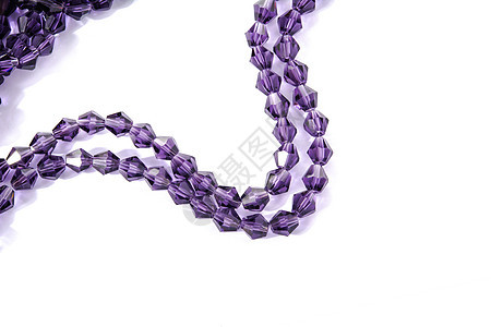 白色背景上美丽的浅紫色玻璃闪光水晶 Isoalted 珠 用于迪紫色配饰项链火花珠子石头装饰手镯首饰钻石图片