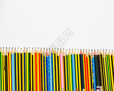 白纸上的彩色铅笔 从上方查看学校桌子草图床单笔记学生笔记本木头蓝色软垫图片