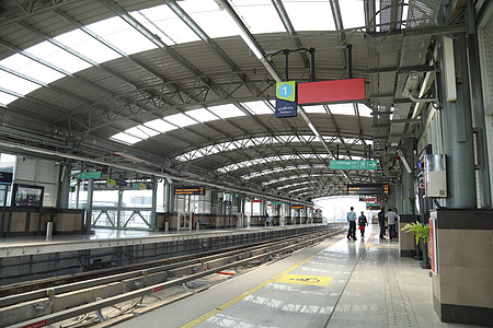 地铁火车站蓝色技术平台建筑火车力量旅行铁路电缆轨道图片