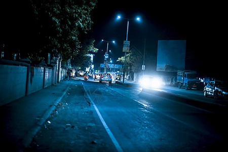 城市道路交通和人 夜间充电天空小径速度驾驶车辆旅行公共汽车街道蓝色运动图片