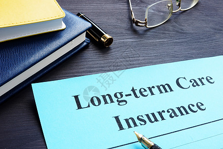 长期护理保险政策摆在桌面上图片
