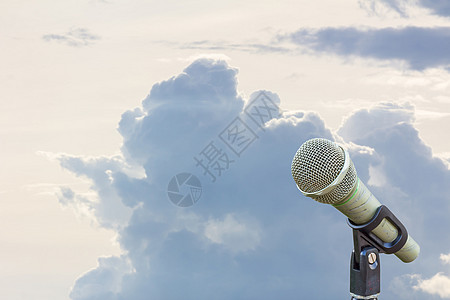在下雨前用模糊灰色大云的立方体麦克风娱乐播送危险气候会议金属技术音乐天堂蓝色图片