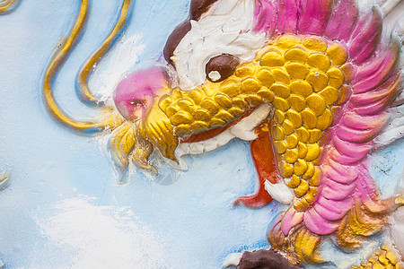 在中国寺庙的墙壁上 紧紧闭中华龙蓝色神话牙齿晶须艺术动物眼睛雕刻金子文化图片
