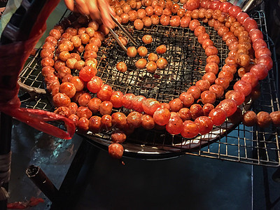 火盆上的泰国香肠传统风格 泰国人称之为“Sai krok”图片