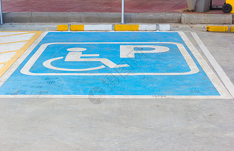 残疾人停车标志在加油站泰国图片