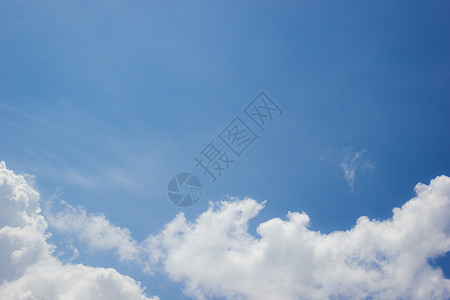 蓝色天空中云层的横向照片 中间有复制空间商业飞机全景环境气候想像力自由臭氧农村气氛图片