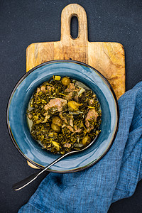 Chakapuli是格鲁吉亚的炖菜龙蒿桌子乡村餐巾洋葱草本植物李子制品美食陶瓷图片