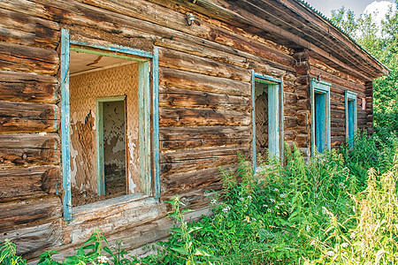 旧的废弃木制房屋墙壁木头衰变村庄蓝色建筑学住宅窗户风化日志天空图片