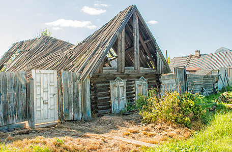 旧的废弃木屋建筑木头天空历史窗户风化窝棚日志废墟蓝色图片