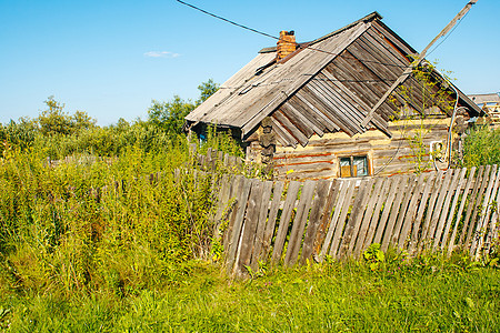 村里老旧破旧的住宅房屋图片